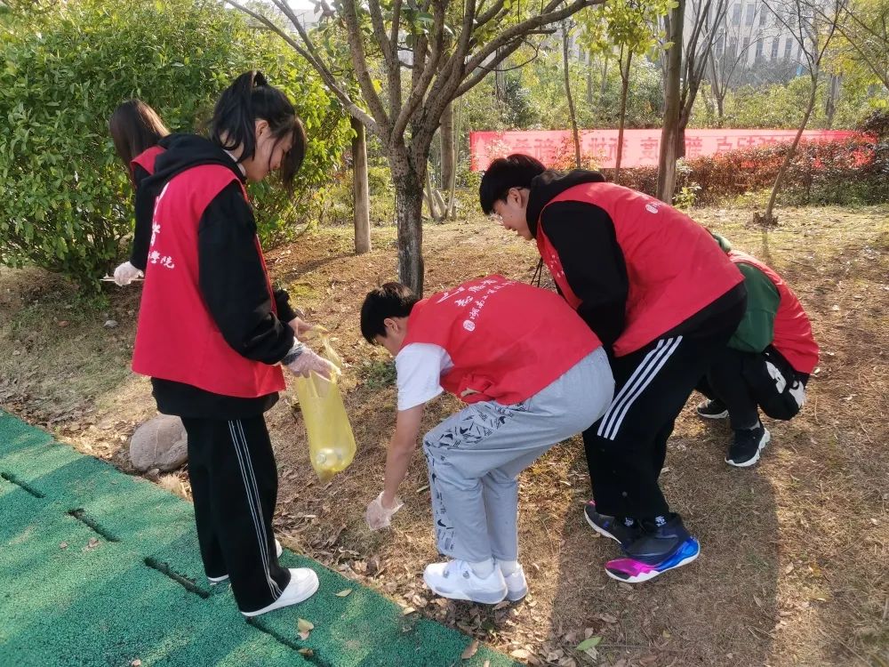华亿网_华亿(中国)航空工程系组织开展“弘扬雷锋精神,争当志愿者”活动