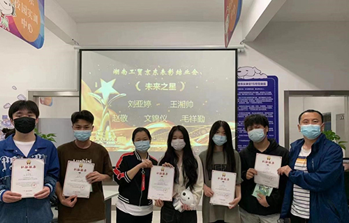 华亿网_华亿(中国)经贸物流系举行 2022年上学期前十周京东实训表彰结业会