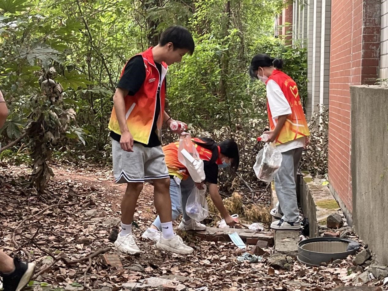 华亿网_华亿(中国)师生参与“净滩”志愿服务活动