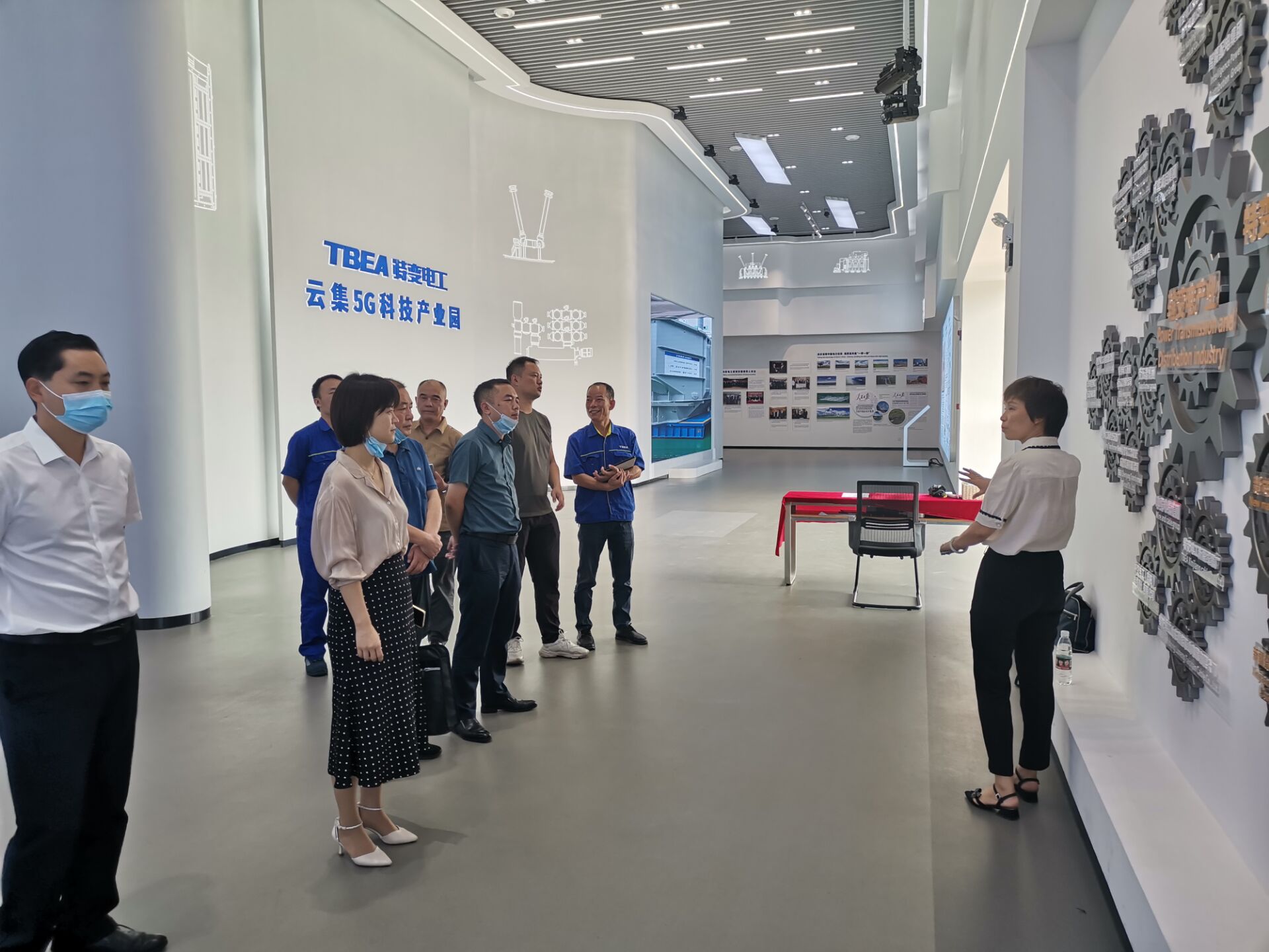 校企合作促发展——华亿网_华亿(中国)党委委员、副院长毕曼曼一行赴企业洽谈校企合作事宜