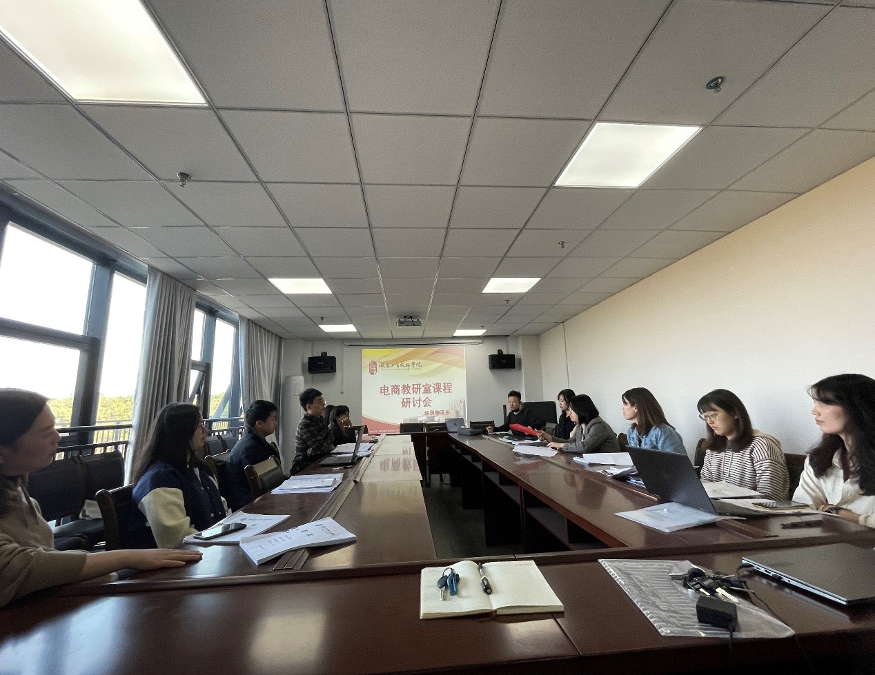 华亿网_华亿(中国)经贸物流系电子商务专业举办教学研讨会