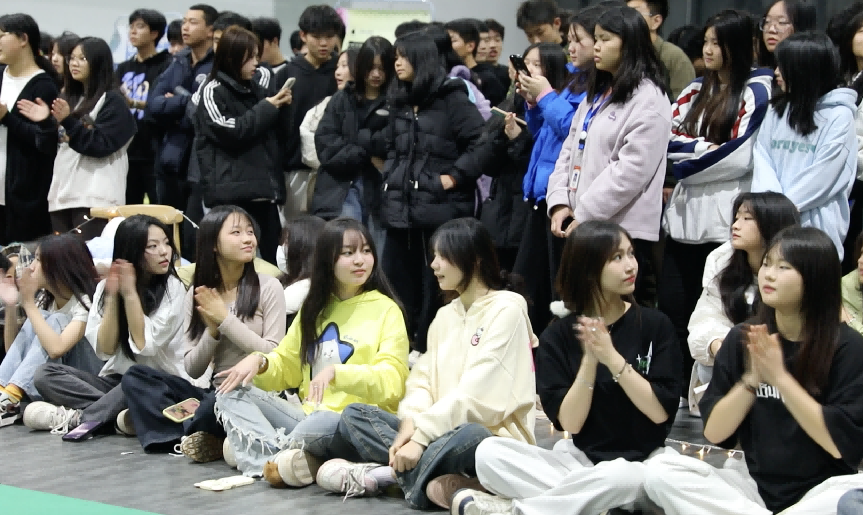 华亿网_华亿(中国)团委举办送教服务进校园·青春舞会