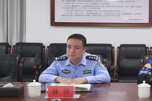华亿网_华亿(中国)聘请市公安局经开分局 党委副书记、副局长陈剑同志担任法治副校长