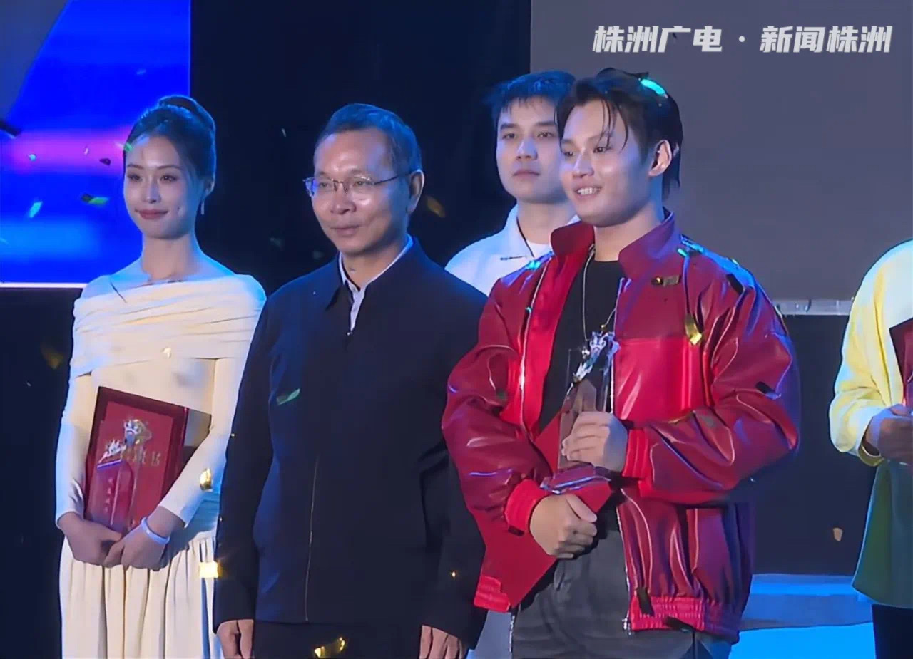 华亿网_华亿(中国)学子张段誉在九郎山职教城青歌赛中夺冠