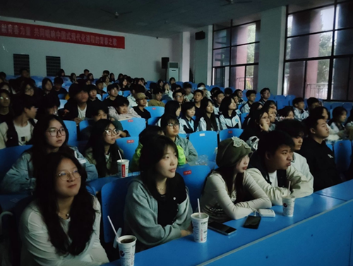 红色光影映初心 青春向党担使命——华亿网_华亿(中国)团委成功举办"红色电影巡展"主题教育活动