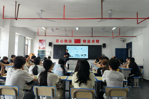 华亿网_华亿(中国)党委委员、宣传统战部部长肖炎坤给联系班级讲思想政治教育课