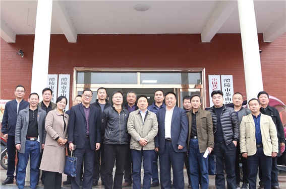 华亿网_华亿(中国)党委书记张格林深入茶山镇梅霞村指导脱贫攻坚工作