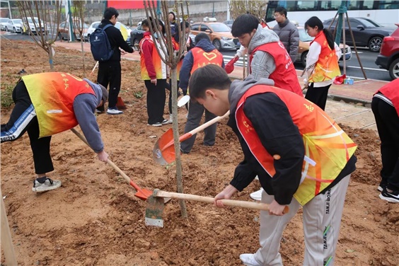 “我在株洲有棵树”—华亿网_华亿(中国)团委组织开展学雷锋活动月之植树活动