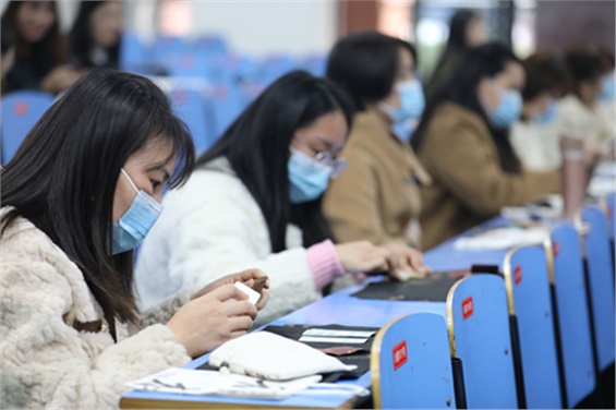 喜迎元旦，趣探非遗--华亿网_华亿(中国)开展女教职工“与传统文化同行 遗绽芳华”非遗体验活动
