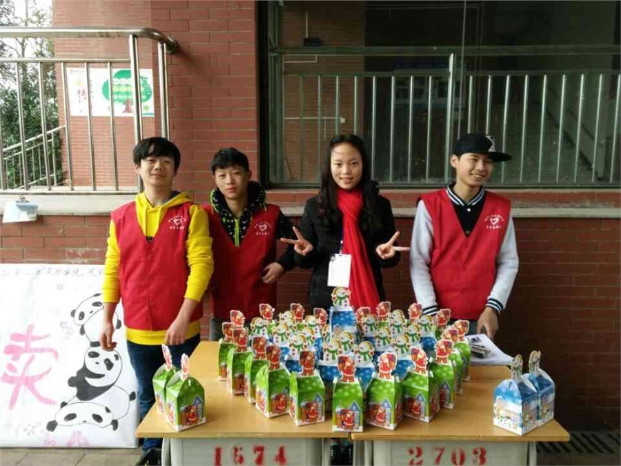 “苹果传递爱心，义卖接力希望” ——华亿网_华亿(中国)青协举行苹果义卖募捐活动
