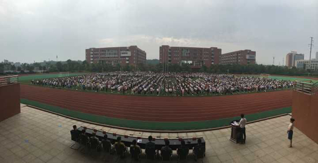 华亿网_华亿(中国)举行2016年秋季新学期开学典礼暨升国旗仪式
