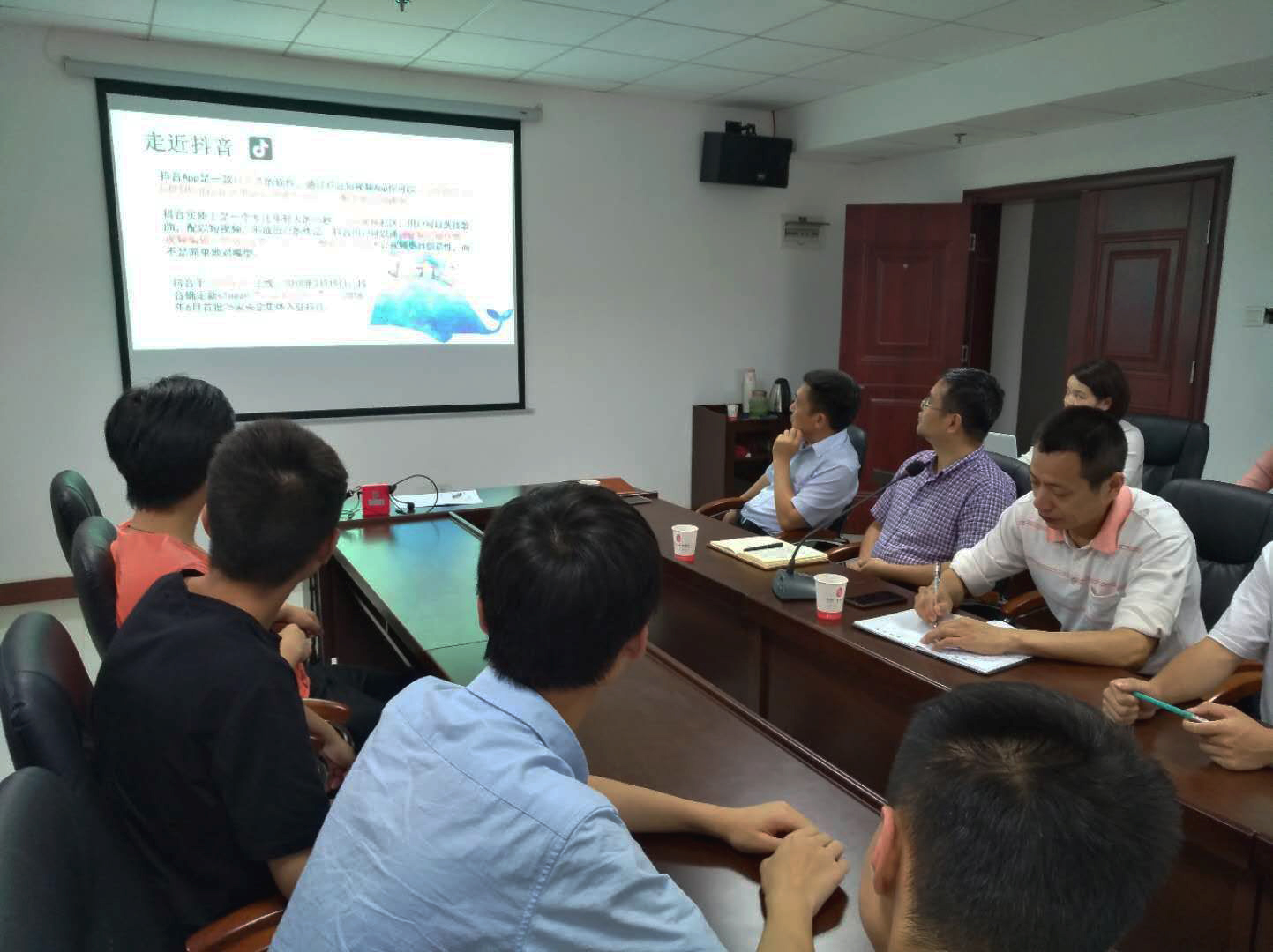 华亿网_华亿(中国)党委书记张格林指导社团活动