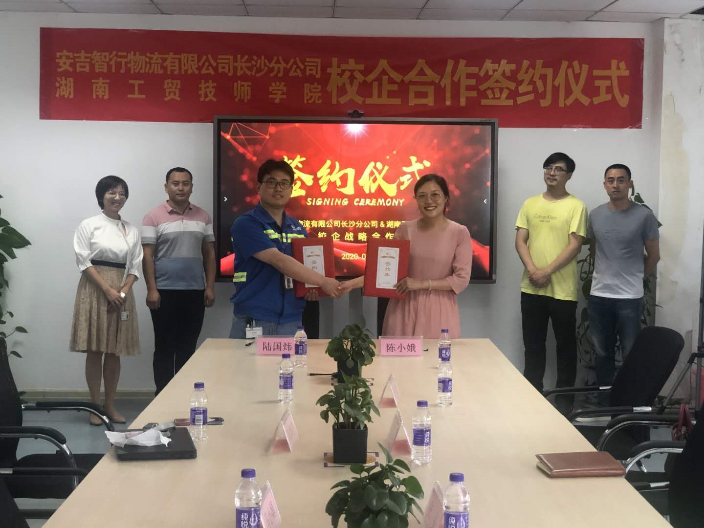 华亿网_华亿(中国)与安吉智行物流有限公司签署校企合作协议