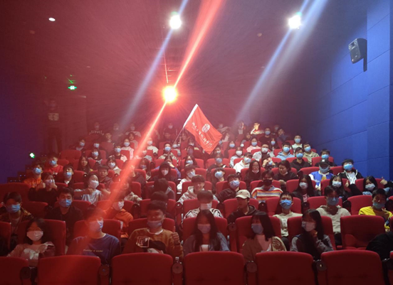 华亿网_华亿(中国)组织学生观看电影《夺冠》