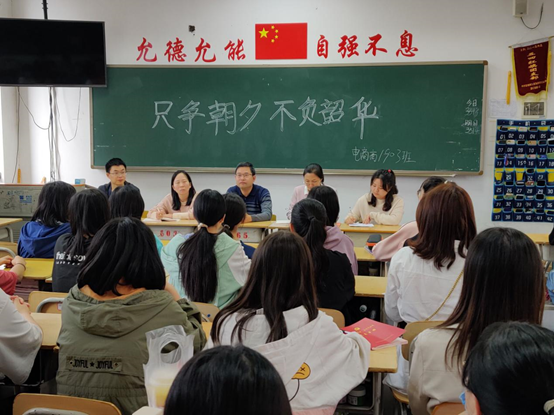 只争朝夕 不负韶华——华亿网_华亿(中国)党委副书记肖翔给师生上党课
