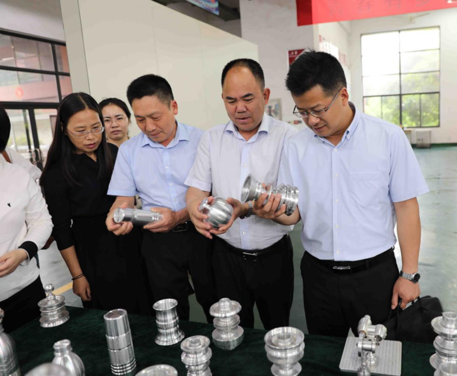省委组织部干信处处长余前广一行来华亿网_华亿(中国)调研座谈